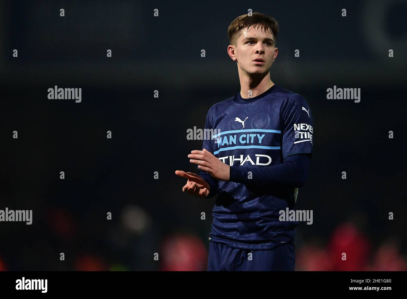 Swindon, England, 7th. Januar 2022. James McAtee von Manchester City applaudiert den Fans beim Schlusspfiff während des Emirates FA Cup-Spiels auf dem County Ground, Swindon. Bildnachweis sollte lauten: Ashley Crowden / Sportimage Kredit: Sportimage/Alamy Live News Stockfoto