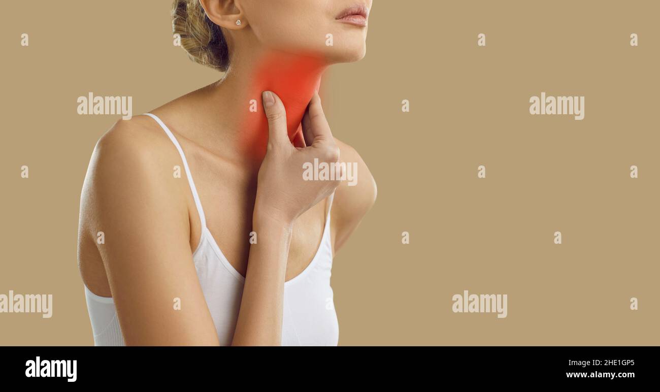 Banner Hintergrund mit jungen Frau, die Halsschmerzen oder Probleme mit ihrer Schilddrüse hat Stockfoto