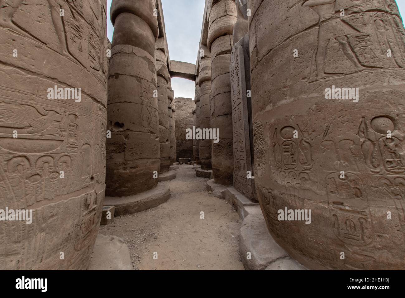 Steinsäulen und Schnitzereien im Luxor-Tempel, einem historischen Denkmal in Ägypten. Stockfoto