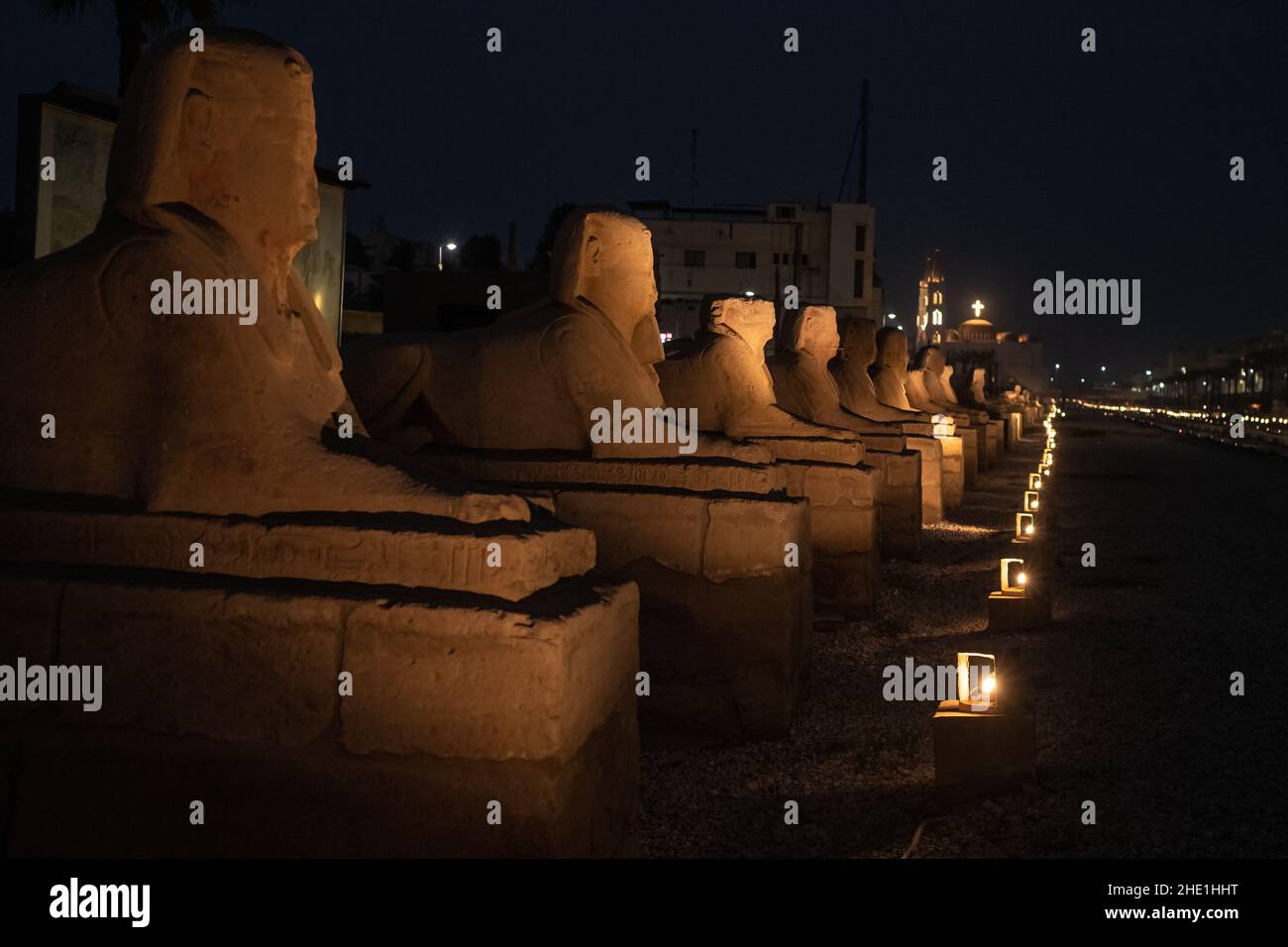 Die Allee der Sphinxes oder RAMS Road (El Kebash), ein historisches Denkmal mit Statuen in Luxor, Ägypten nach Einbruch der Dunkelheit von Lichtern beleuchtet gesäumt. Stockfoto