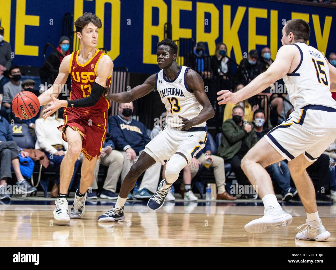 Hass Pavilion. 06th Januar 2022. CA U.S.A der USC-Trojaner-Wächter Drew Peterson (13) scheint während des NCAA menÕs Basketball-Spiels zwischen den USC-Trojanern und den kalifornischen Goldenen Bären den Ball zu spielen. USC gewann 77-63 im Hass Pavilion. Thurman James/CSM/Alamy Live News Stockfoto