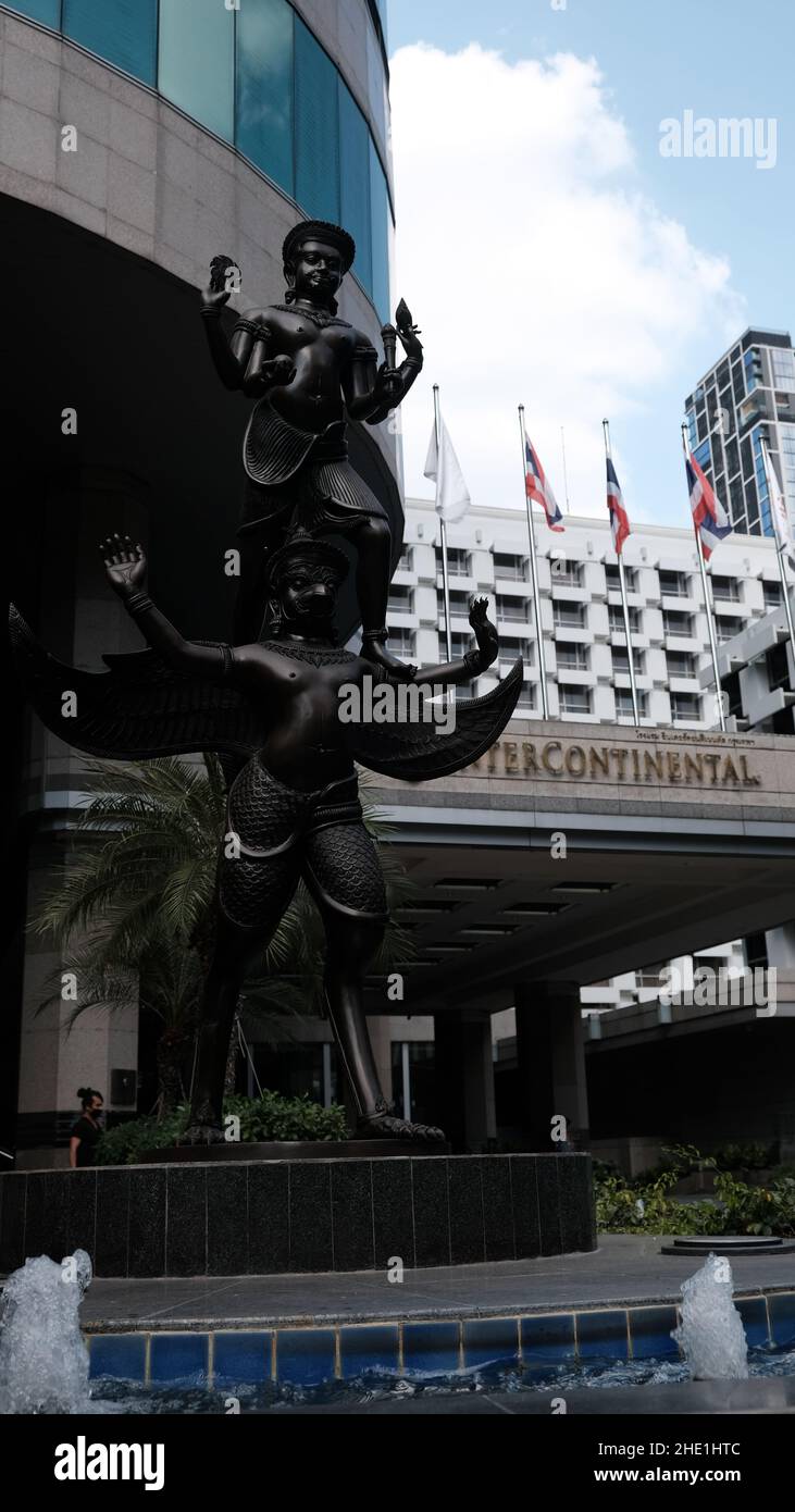 Statue des hinduistischen Gottes vor dem Intercontinental Hotel Ratchaprasong Road Bangkok Thailand Stockfoto