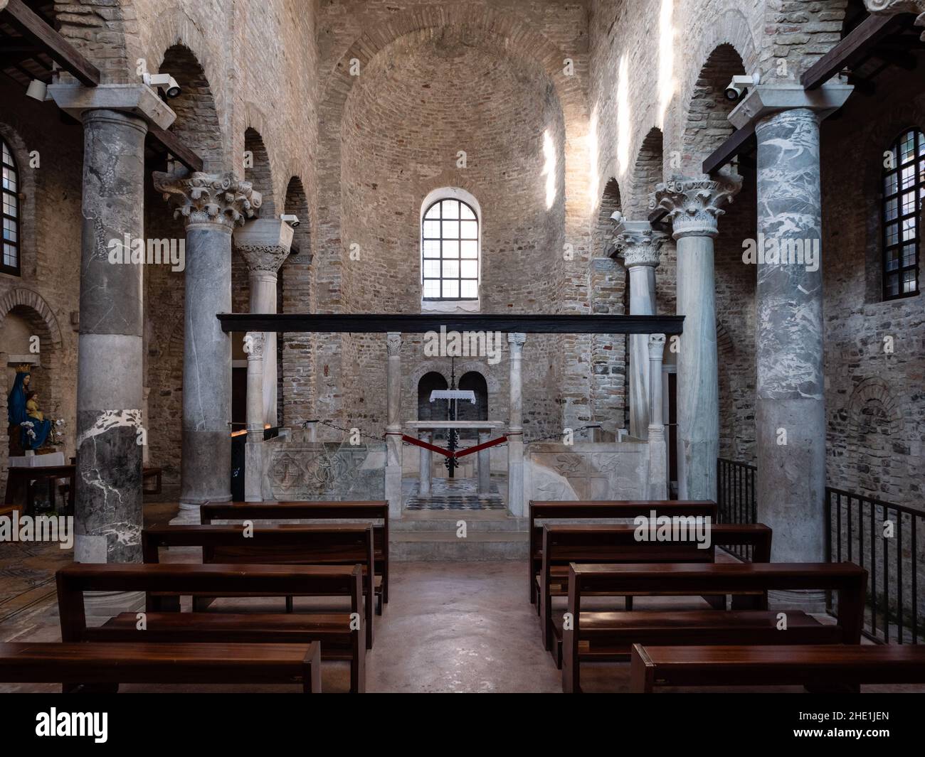 Basilika Santa Maria delle Grazie christliche Kirche Innenschiff in Grado, Italien Stockfoto