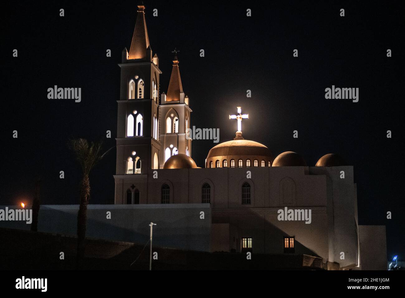 Die koptische Kirche der Heiligen Maria in Luxor, Ägypten, erleuchtete nachts. Die Kirche ist die älteste koptische Kirche der Stadt. Stockfoto