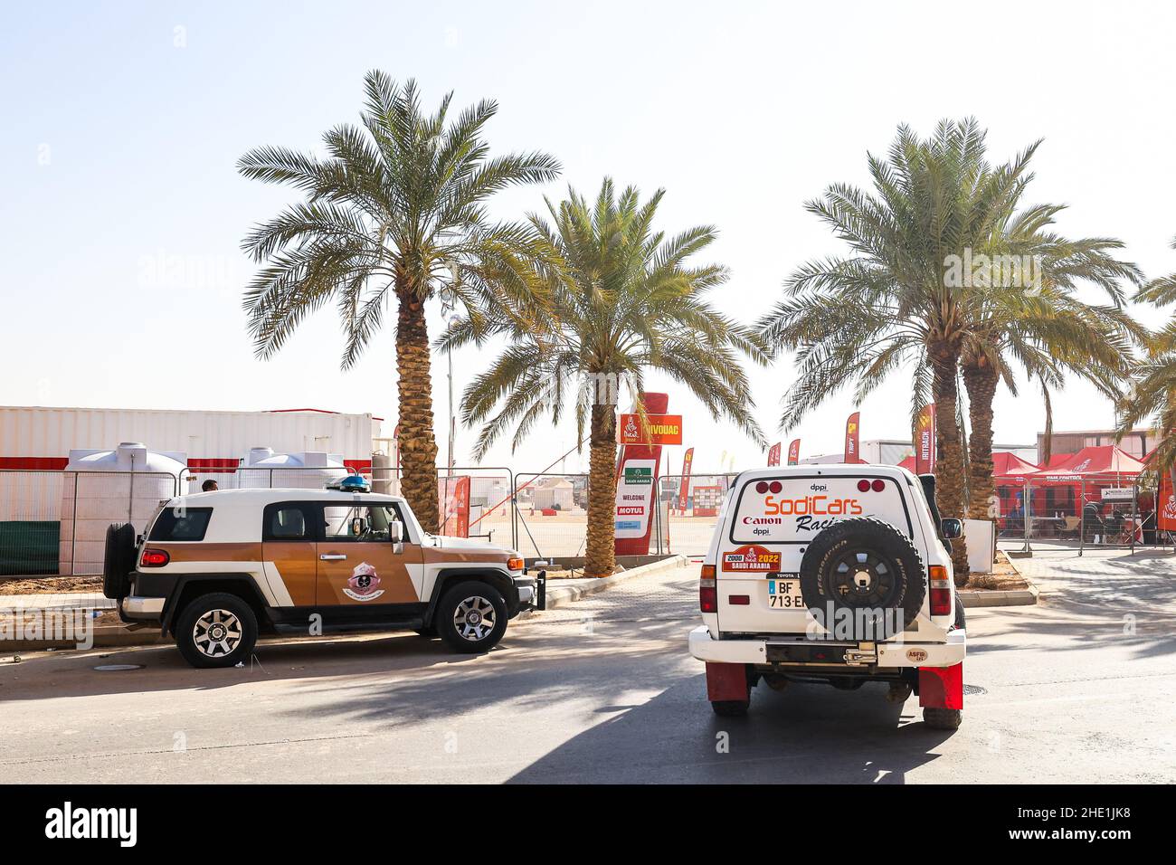 Die Polizei- und Sicherheitsverfahren, die um das Biwak und die Kundgebung nach dem Verdacht der Bombardierung der Kundgebung während des Ruhetag der Rallye Dakar 2022 am 8th 2022. Januar in Riad, Saudi-Arabien, eingeführt wurden - Foto Florent Gooden / DPPI Stockfoto