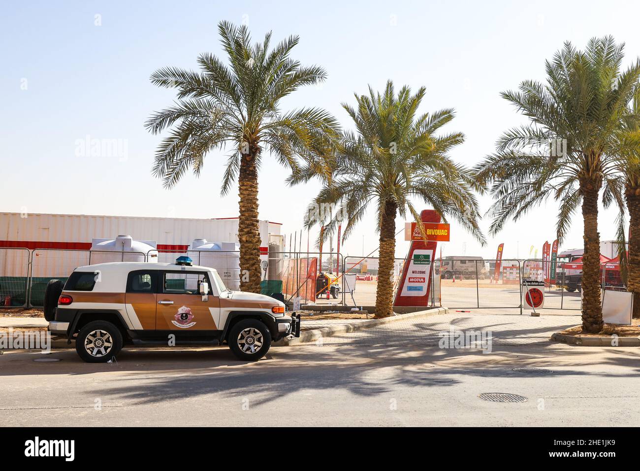 Die Polizei- und Sicherheitsverfahren, die um das Biwak und die Kundgebung nach dem Verdacht der Bombardierung der Kundgebung während des Ruhetag der Rallye Dakar 2022 am 8th 2022. Januar in Riad, Saudi-Arabien, eingeführt wurden - Foto Florent Gooden / DPPI Stockfoto