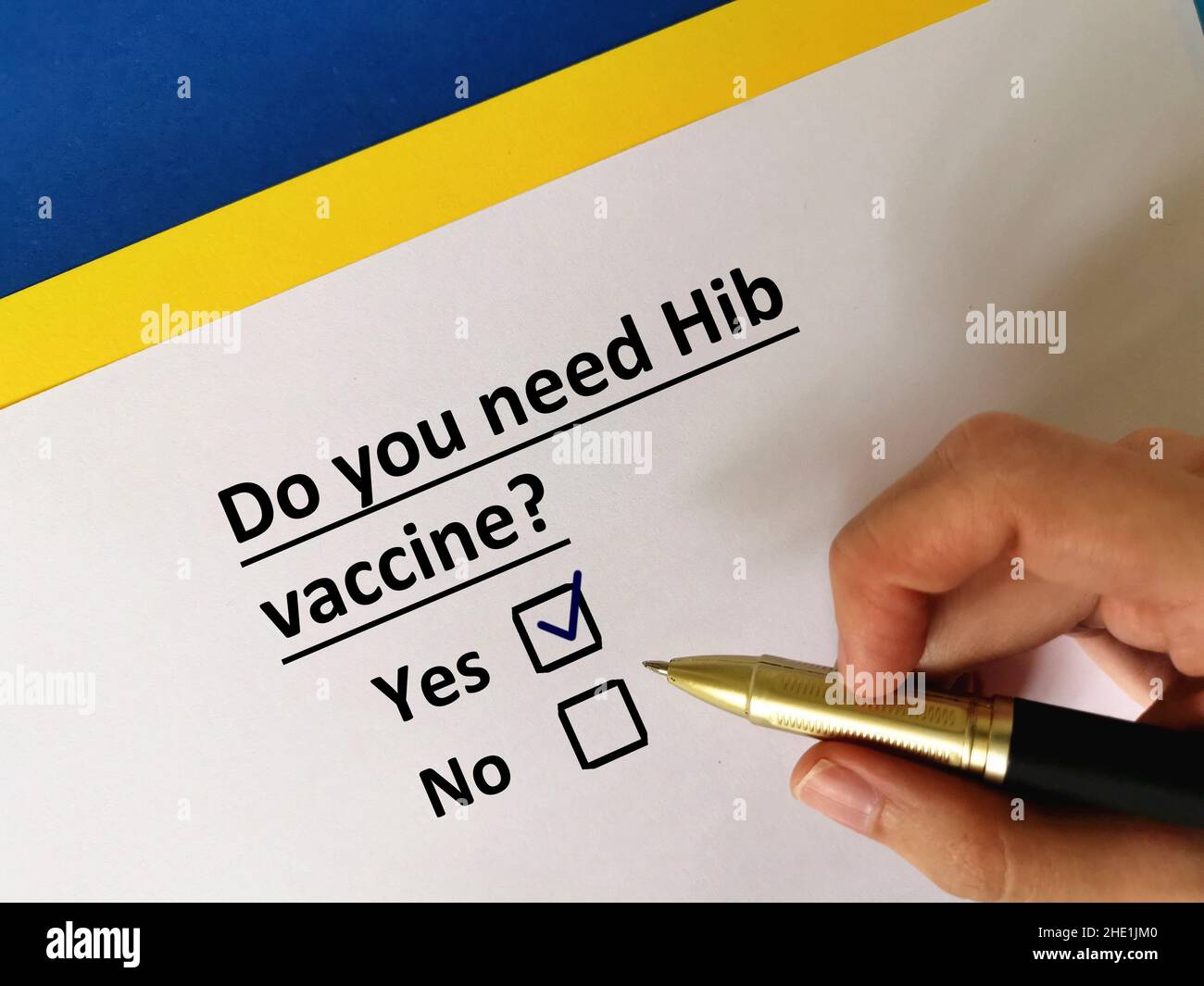 Eine Person beantwortet Fragen zu Impfstoffen. Er braucht Hib-Impfstoff. Stockfoto