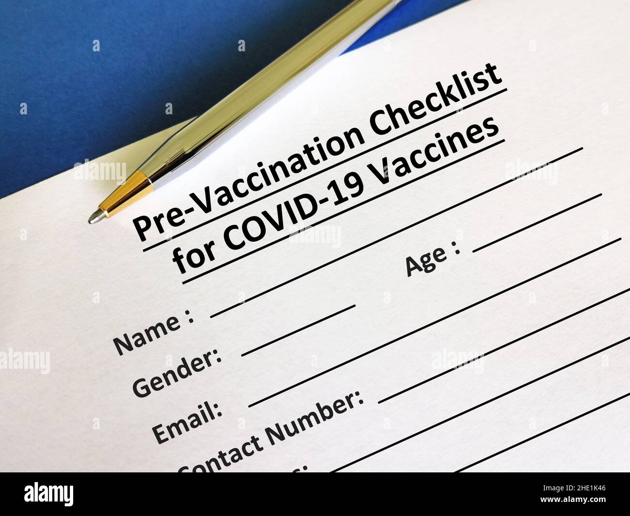 Eine Person beantwortet Fragen zu Impfstoffen. Die Person füllt die Checkliste zur Impfvorbereitung für COVID-19-Impfstoffe aus. Stockfoto