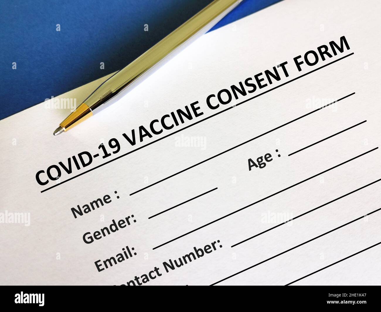 Eine Person beantwortet Fragen zu Impfstoffen. Die Person füllt die Einwilligungserklärung für den Impfstoff aus. Stockfoto