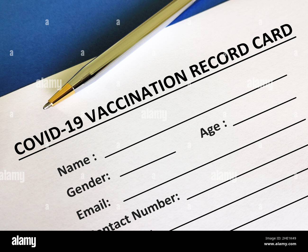 Eine Person beantwortet Fragen zu Impfstoffen. Die Person füllt die Impfkarte COVID-19 aus. Stockfoto