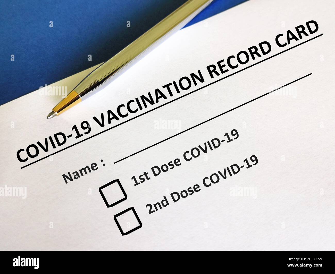 Eine Person beantwortet Fragen zu Impfstoffen. Die Person füllt die Impfkarte COVID-19 aus. Stockfoto