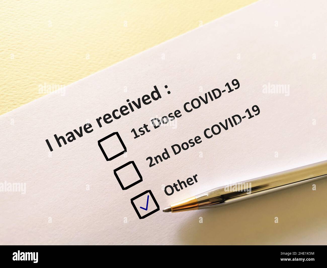 Eine Person beantwortet Fragen zu Impfstoffen. Die Person füllt die COVID-19-Karte auf. Stockfoto