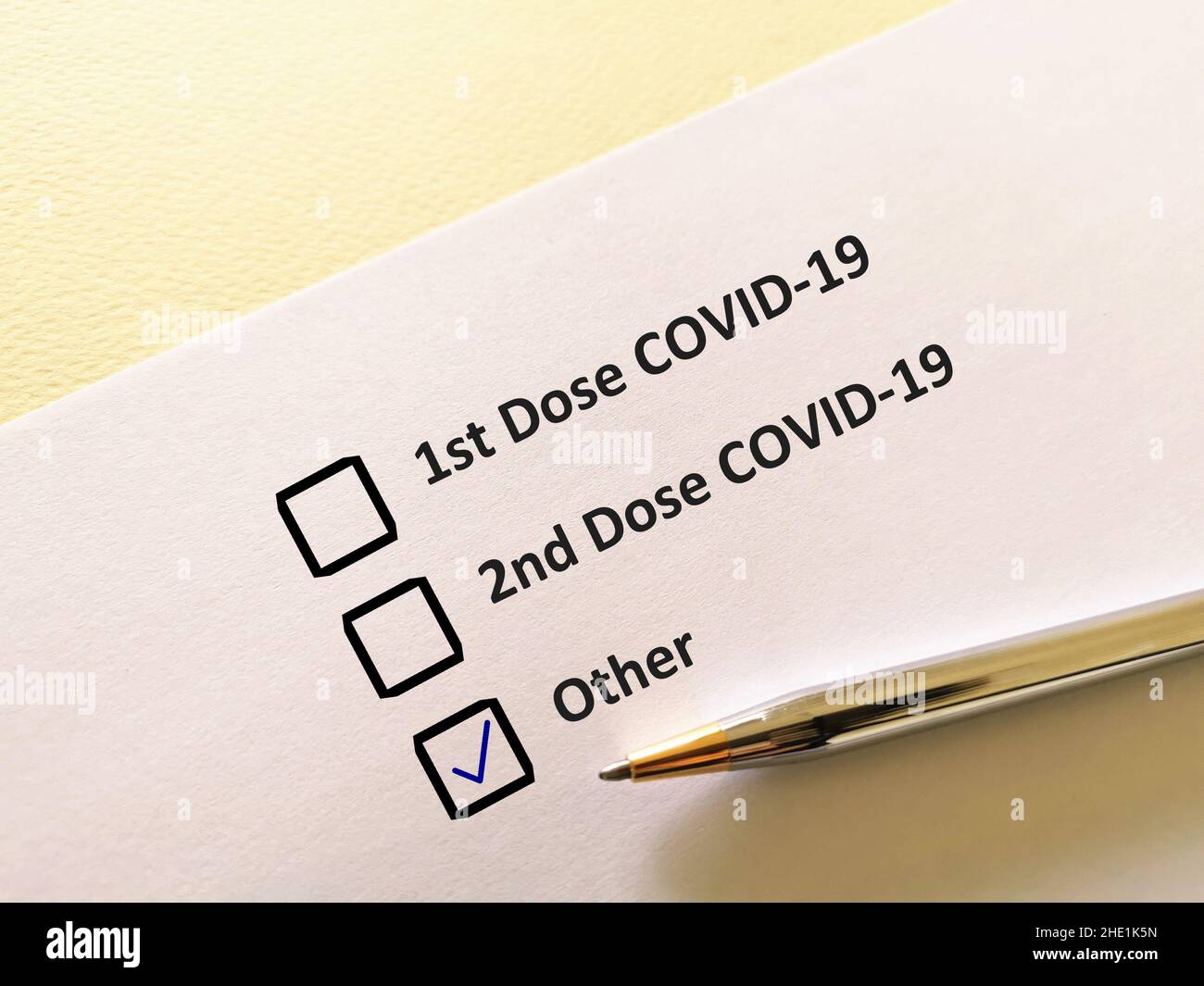 Eine Person beantwortet Fragen zu Impfstoffen. Die Person füllt die COVID-19-Karte auf. Stockfoto