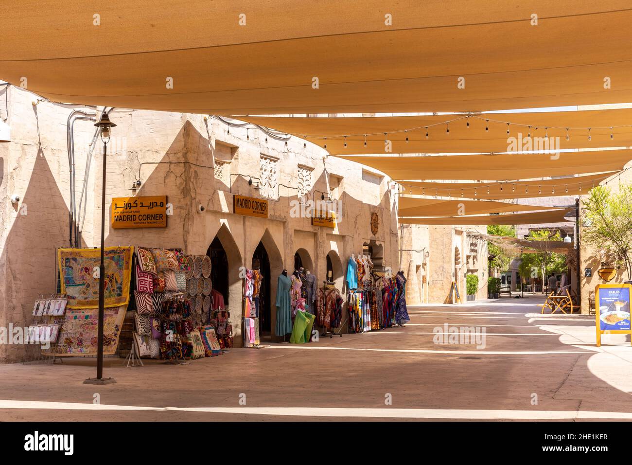 Dubai, VAE, 27.09.2021. Al Fahidi Historical District Steinstraße mit traditionellen Kunsthandwerk Souvenirläden und Sonnenschirmen oben, Deira, Dubai. Stockfoto
