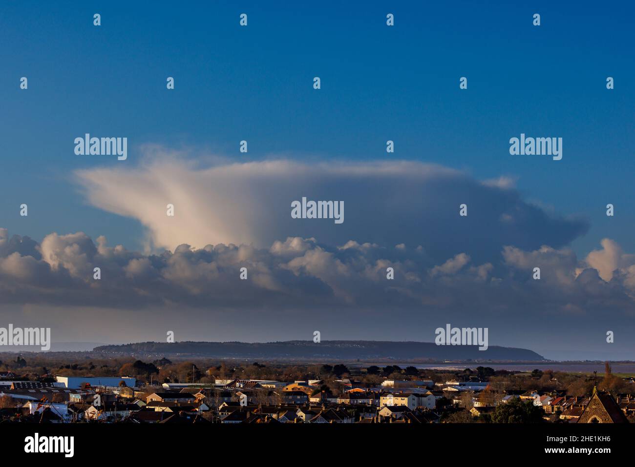 Cumulus gegen einen blauen Himmel Stockfoto