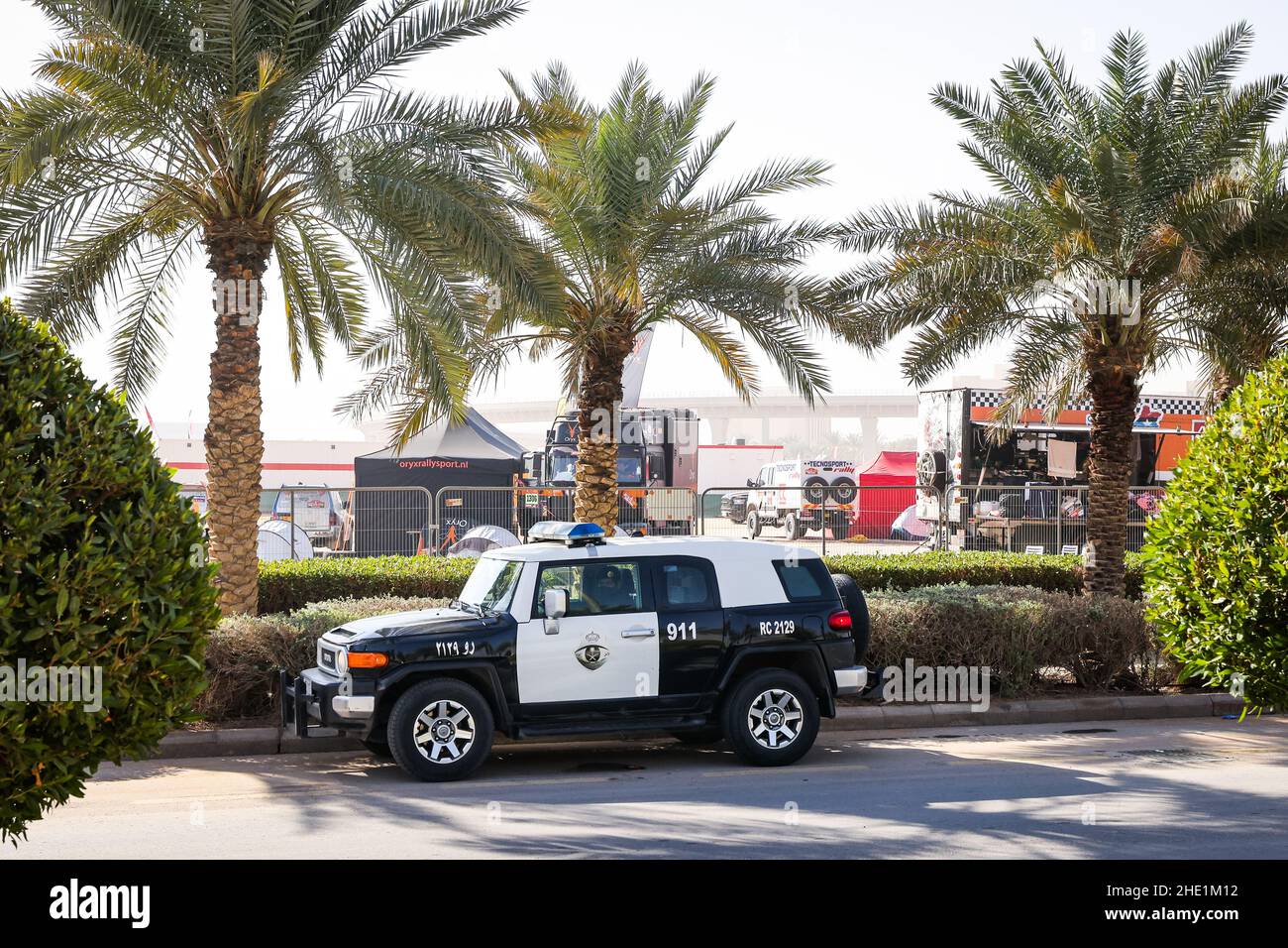 Die Polizei- und Sicherheitsverfahren rund um das Biwak und die Kundgebung wurden nach dem Verdacht der Bombardierung der Kundgebung während des Ruhetag der Rallye Dakar 2022 am 8th 2022. Januar in Riad, Saudi-Arabien, eingeführt - Foto: Florent Gooden/DPPI/LiveMedia Stockfoto