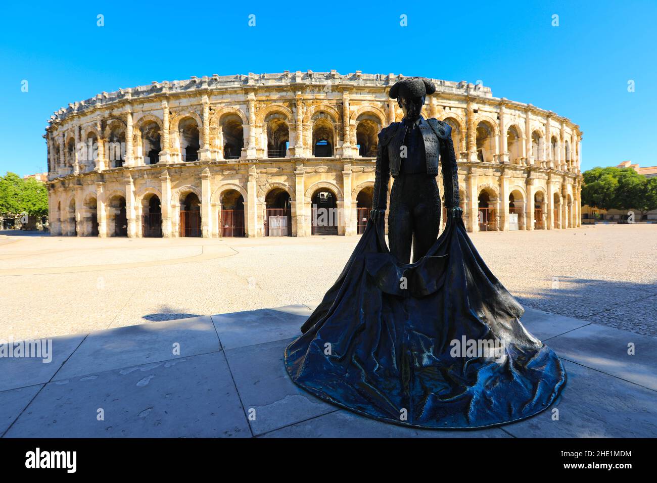 Nimes, Frankreich - 19. Juli 2020: Römisches Amphitheater in Nimes, Provence. Prächtige riesige Arena perfekt für zweitausend Jahre erhalten Stockfoto