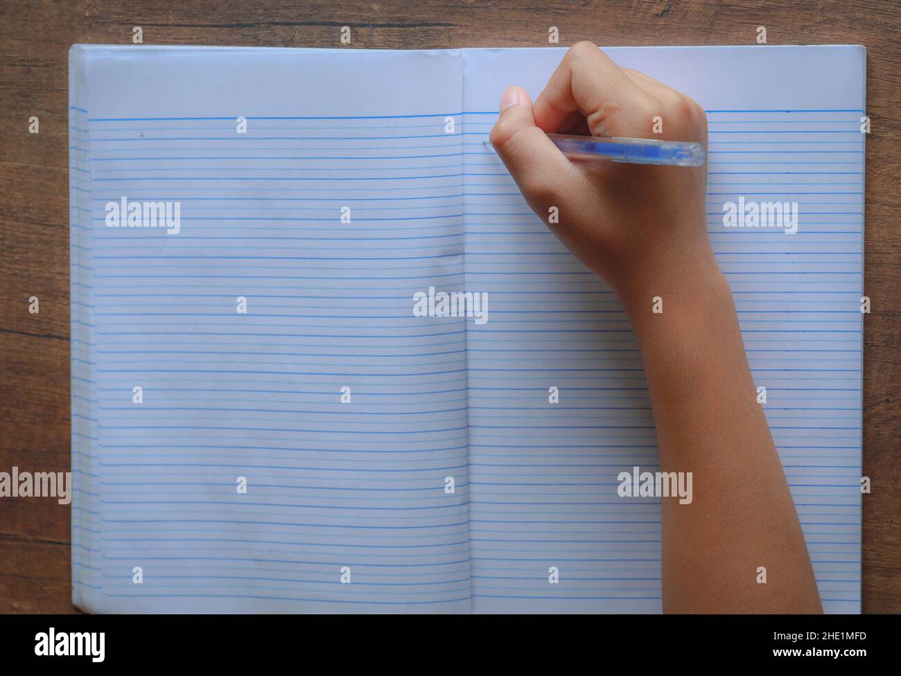 Junge Hand schreiben auf Notebook, Bildungskonzept Stockfoto