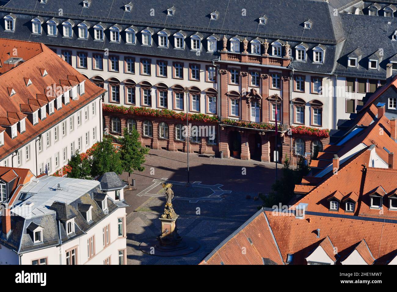 Die Altstadt von Heidelberg mit dem Kornmarkt und der Maria-Säule in der Mitte. Blick vom Schloss am Abend. Deutschland. Stockfoto