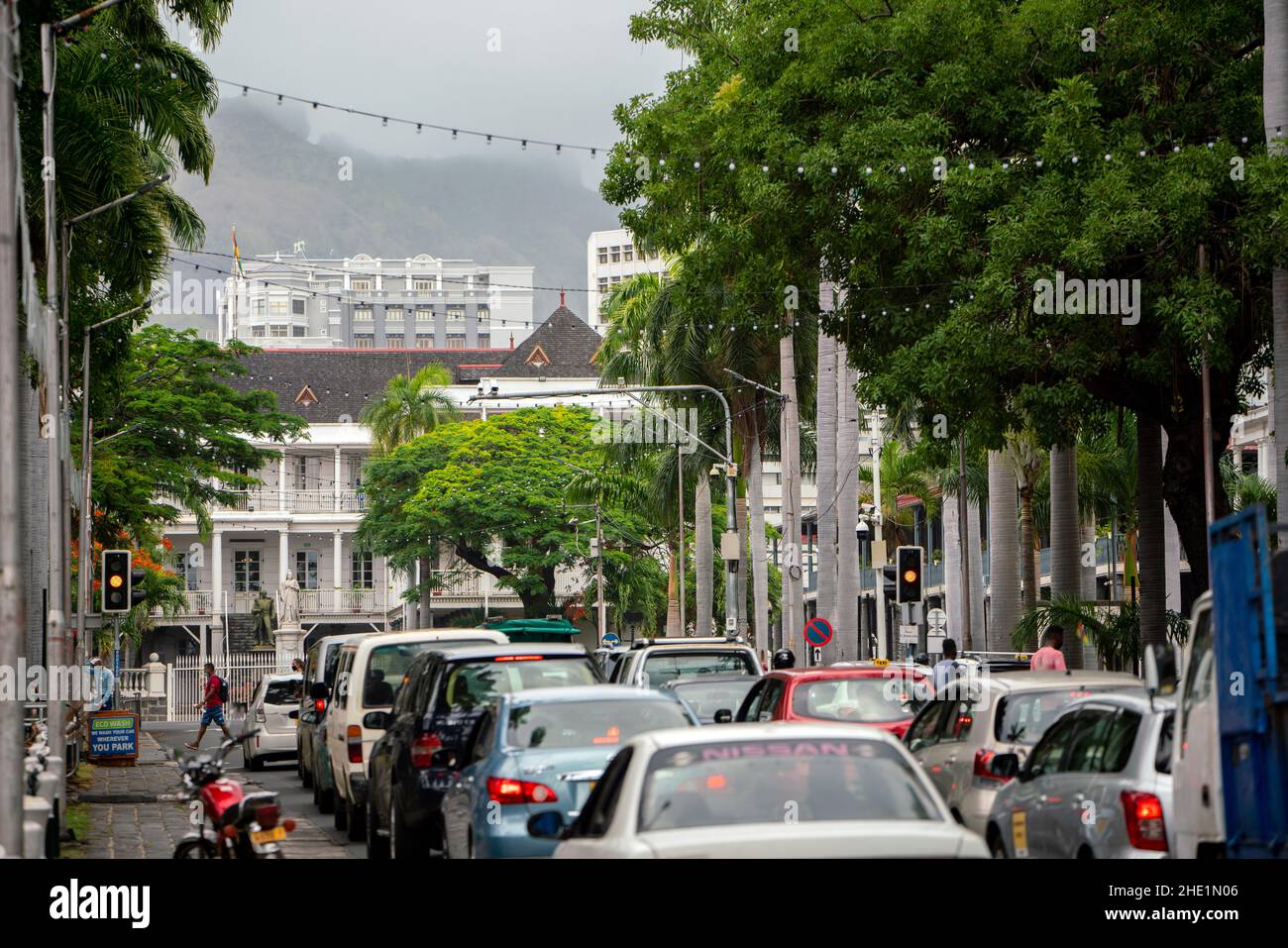 Regierungsgebäude in Port Louis, der Hauptstadt von Mauritius. Die Briten, die von den Franzosen im Kolonialstil erbaut wurden, stellten eine Statue der Königin Victoria auf Stockfoto