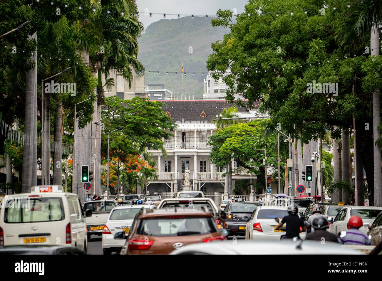 Regierungsgebäude in Port Louis, der Hauptstadt von Mauritius. Die Briten, die von den Franzosen im Kolonialstil erbaut wurden, stellten eine Statue der Königin Victoria auf Stockfoto