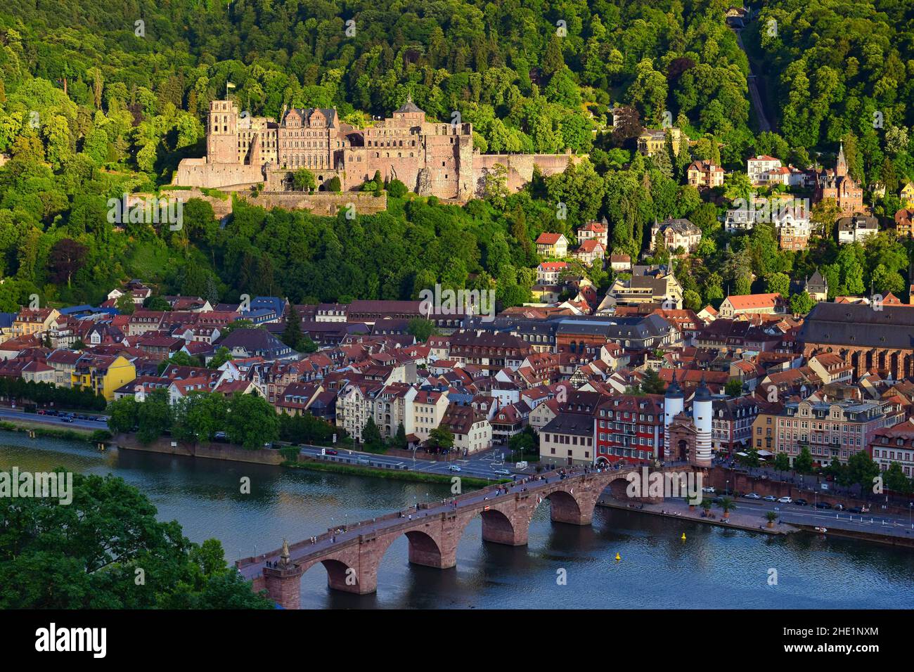 Die Altstadt von Heidelberg mit dem Schloss, der Alten Brücke, dem Neckar und dem Brückentor. Blick vom Philosophenweg. Deutschland. Stockfoto