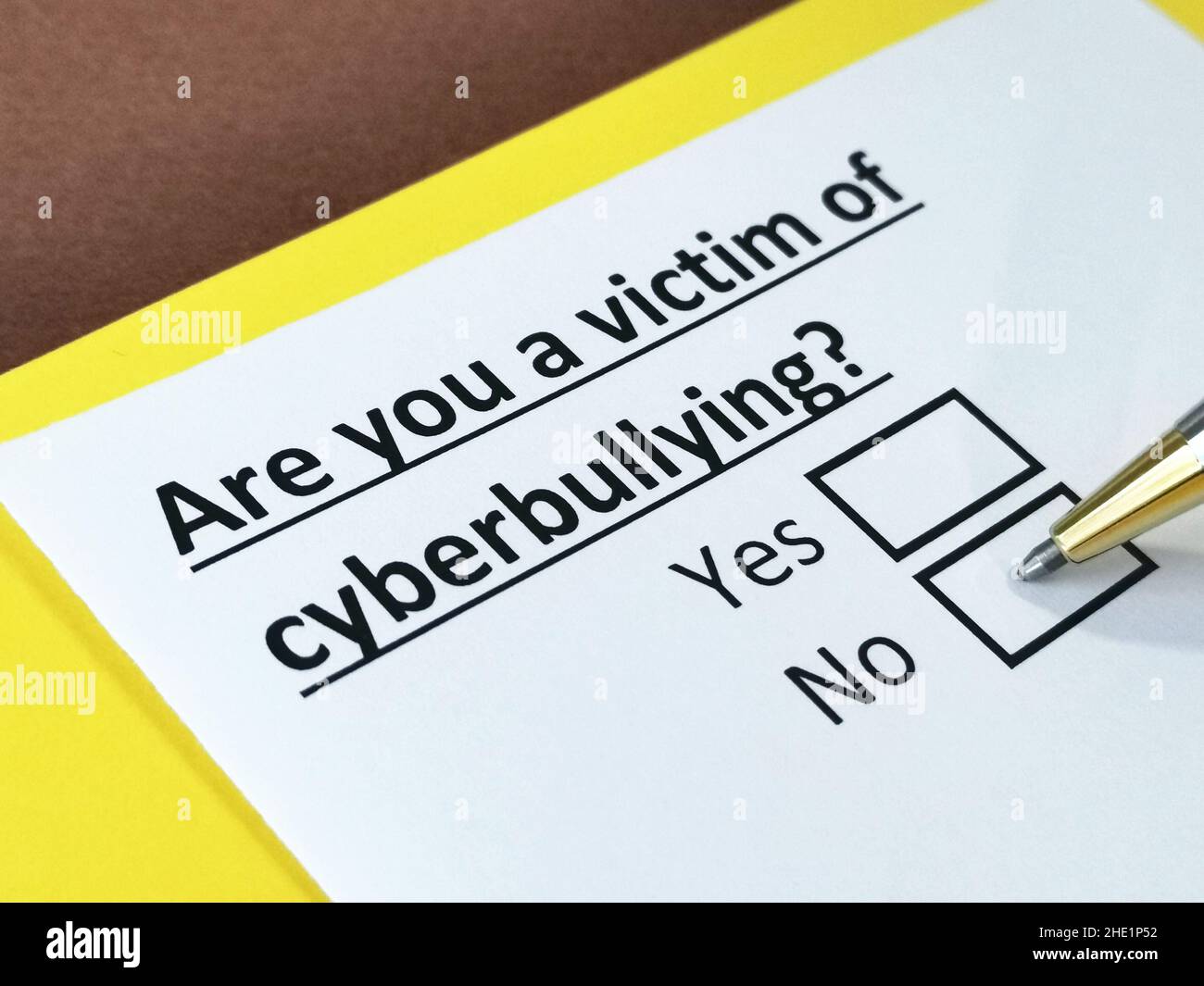 Eine Person beantwortet Fragen zum Cybermobbing. Stockfoto