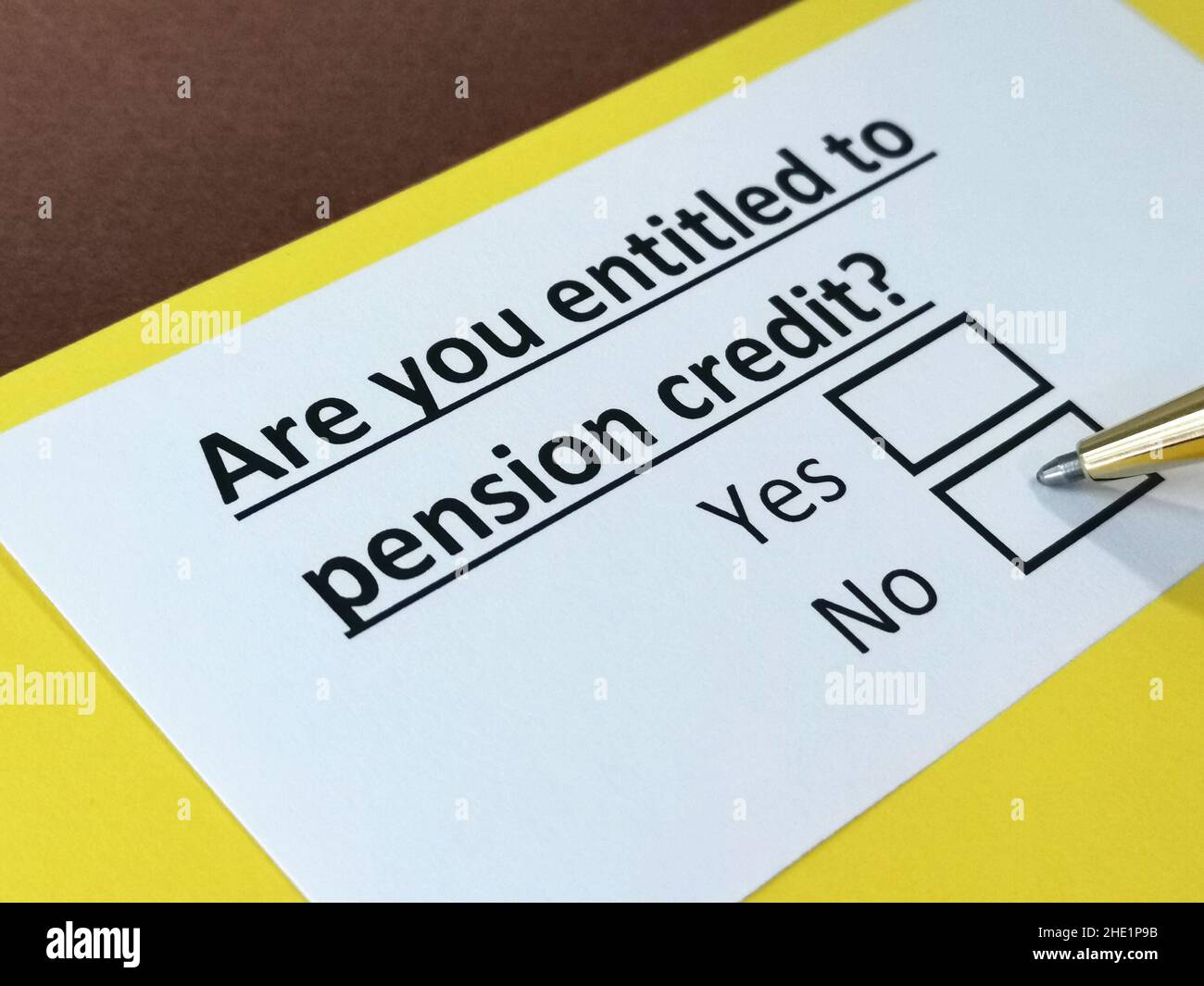 Eine Person beantwortet die Frage nach dem Rentenkredit. Stockfoto