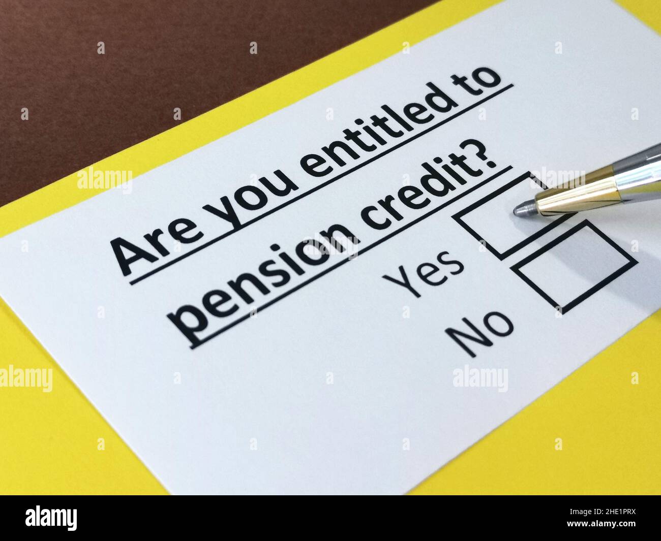 Eine Person beantwortet die Frage nach dem Rentenkredit. Stockfoto