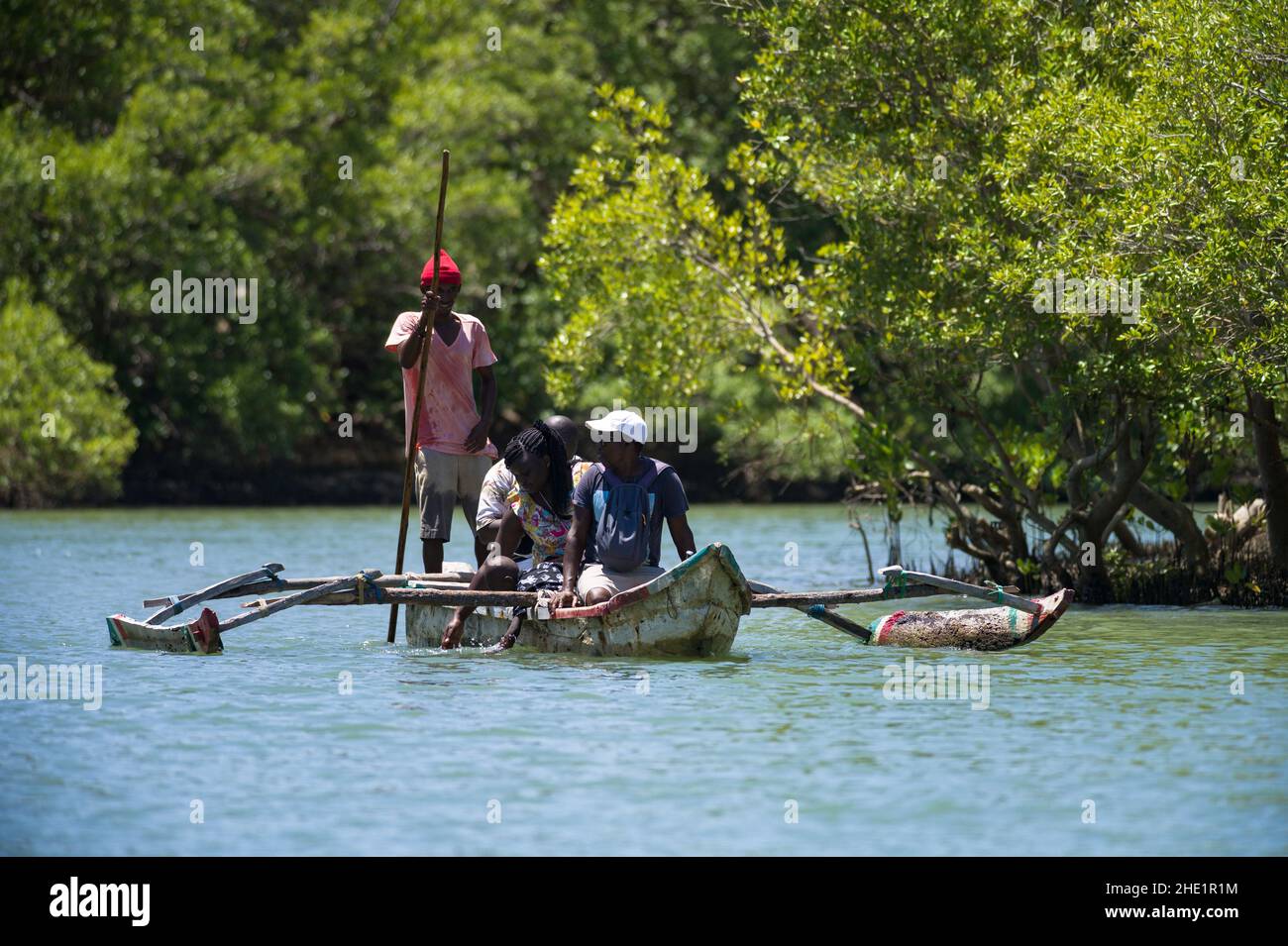 Touristen in einem hölzernen Ausgußkanu, das entlang des Kongo-Flusses, Kenia, Ostafrika reist Stockfoto