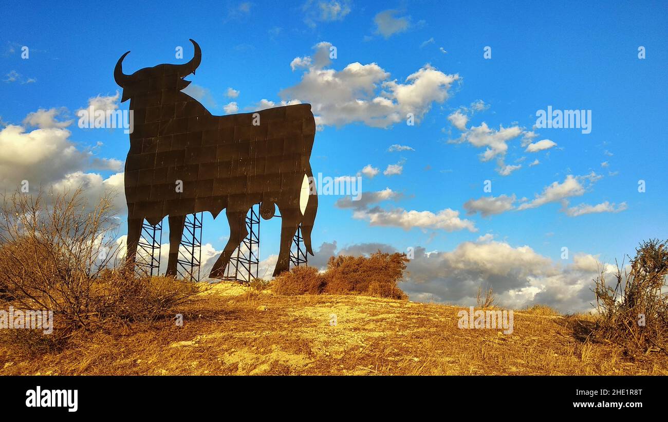 Schwarzer, silhouettierter Osborne-Bulle (Toro de Osborne) in Las Cabezas de San Juan, Spanien Stockfoto