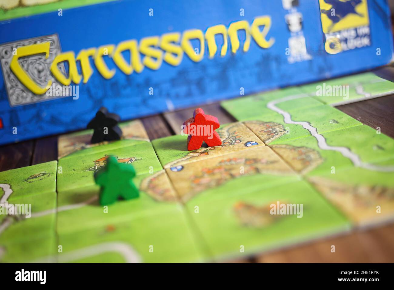 Viersen, Deutschland - Mai 9. 2021: Nahaufnahme des ursprünglichen Strategie-Brettspiels Carcassonne auf Fliesenbasis Stockfoto