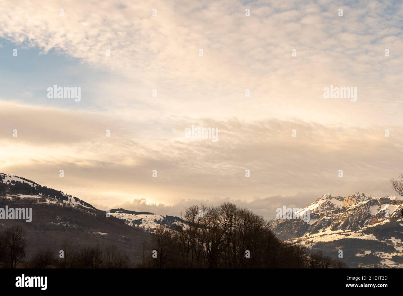 Vaduz, Liechtenstein, 23. Dezember 2021 Wolkenlandschaft am späten Nachmittag über den majestätischen alpen Stockfoto