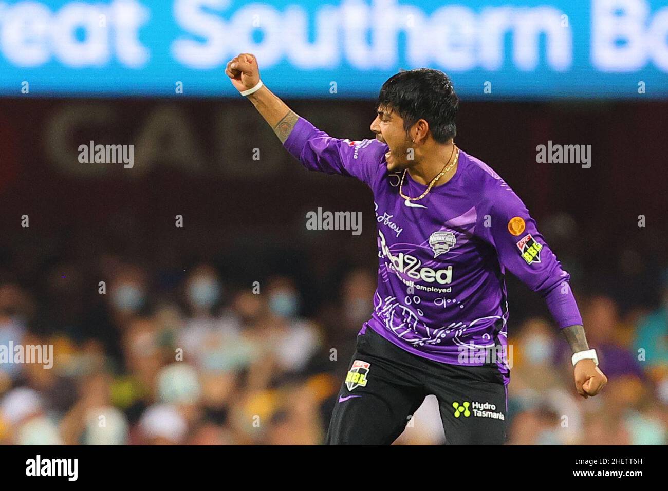 Brisbane, Großbritannien. 08th Januar 2022. Sandeep Lamichhane von den Hobart Hurricanes nimmt das Dickicht von Jack Wood von der Brisbane Heat und feiert/Jack Wood von der Brisbane Heat verlässt das Feld. Kredit: Nachrichtenbilder /Alamy Live Nachrichten Stockfoto