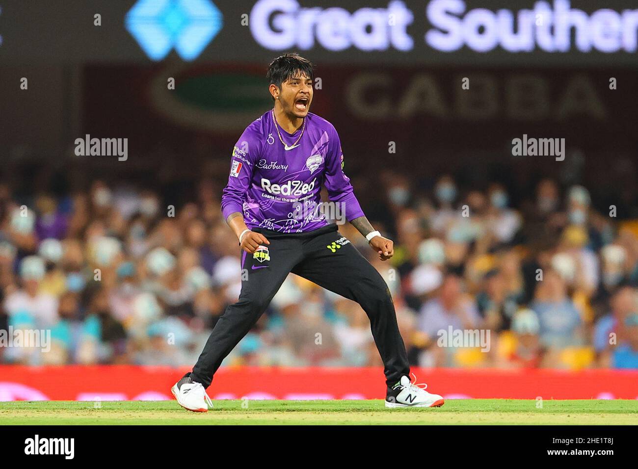 Brisbane, Großbritannien. 08th Januar 2022. Sandeep Lamichhane von den Hobart Hurricanes nimmt das Dickicht von Jack Wood von der Brisbane Heat und feiert/Jack Wood von der Brisbane Heat verlässt das Feld. In Brisbane, Vereinigtes Königreich am 1/8/2022. (Foto von Patrick Hoelscher/News Images/Sipa USA) Quelle: SIPA USA/Alamy Live News Stockfoto