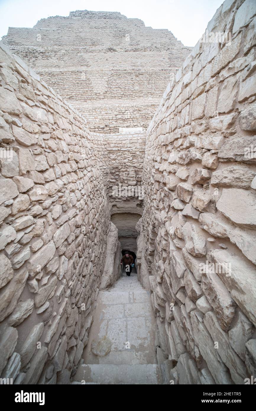 Ein Steindurchgang, der zu einem Tunnel unter der Stufenpyramide von Djoser in Saqqara, Ägypten, führt. Stockfoto