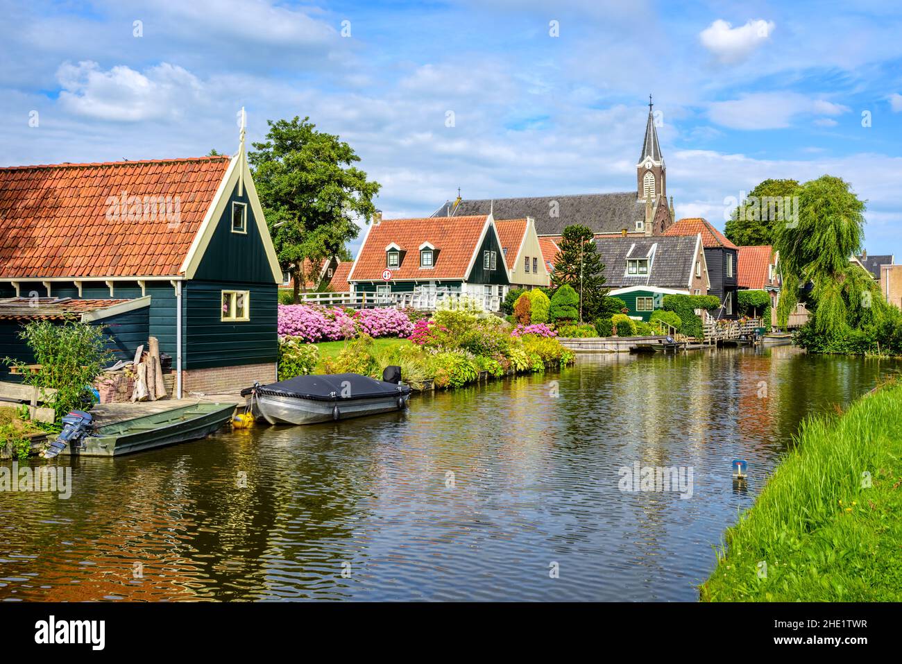 Malerisches idyllisches Dorf De Rijp in Nordholland, Niederlande, Blick auf charakteristische Holzhäuser mit roten Ziegeldächern und Blumenbeeten und die c Stockfoto