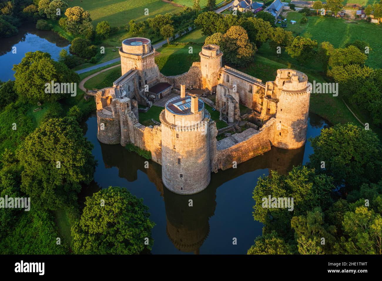 Luftaufnahme der Ruinen der Burg Hunaudaye in Cotes d'Armor, Bretagne, Frankreich Stockfoto