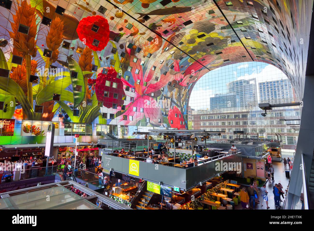 Rotterdam, Niederlande - 20. Juli 2020: Das Markthal, ein Wohn- und Bürogebäude mit Markthalle und Food Courts, ist ein prominenter Zeitgenosse Stockfoto