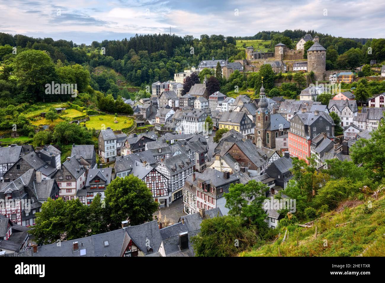 Historische Stadt Monschau in den Hügeln der Eifel, Deutschland, berühmt für seine mittelalterlichen Schieferdach, Fachwerkhäuser Stockfoto