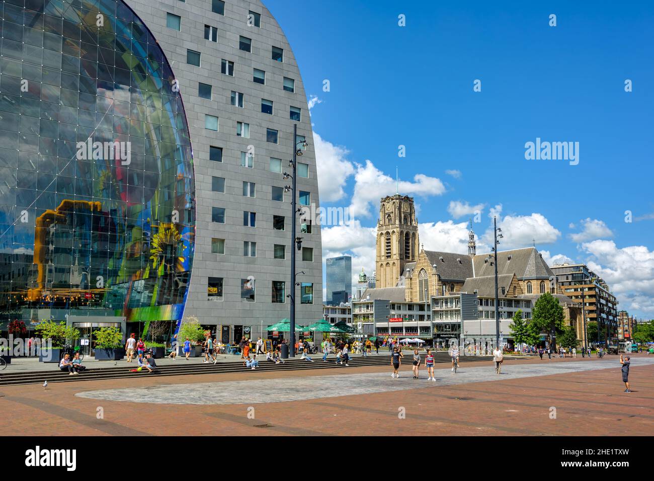 Rotterdam, Niederlande - 20. Juli 2020: Das moderne Markthal-Gebäude und die historische Laurenskerk-Kirche sind wichtige Wahrzeichen der Stadt Rotterdam Stockfoto