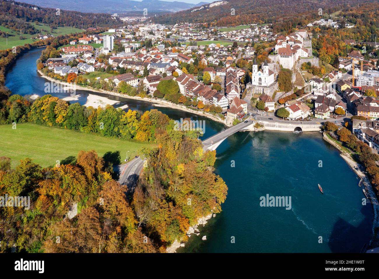 Aarburg, Aargau, Schweiz, Luftaufnahme der Altstadt, der Aarburger Burg und der biegenden Aare. Die Aarburg ist eine der größten Burgen Stockfoto