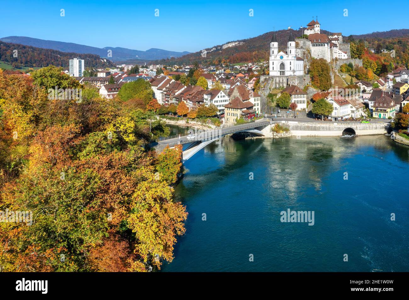 Historische Aarburg Altstadt und Burg an der Aare im Kanton Aargau, Zentralschweiz, an einem hellen Herbsttag Stockfoto