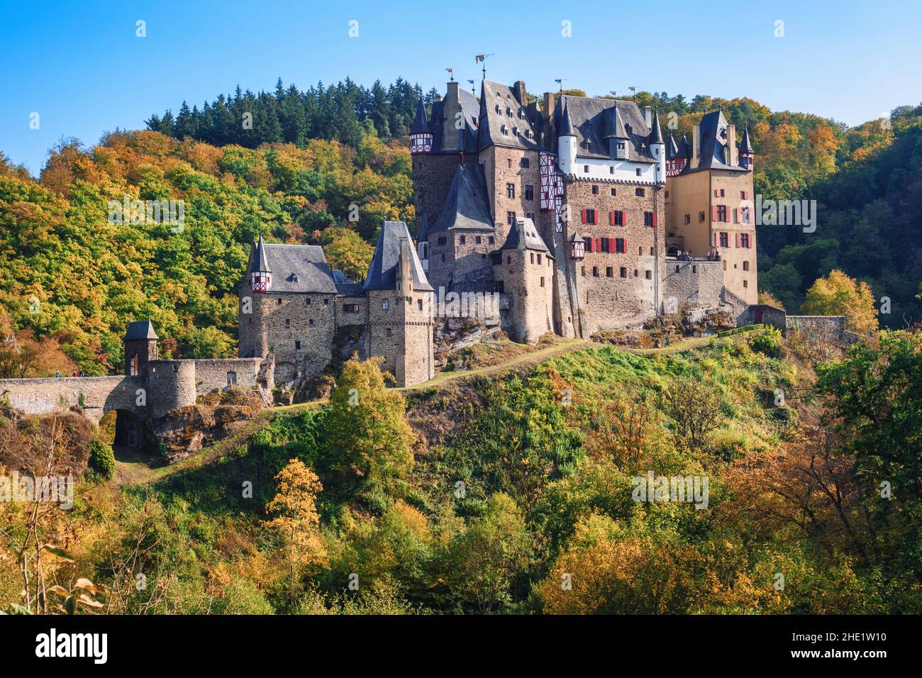 Historische Burg Eltz, Moseltal, Deutschland, im hellen Herbsttaglicht Stockfoto