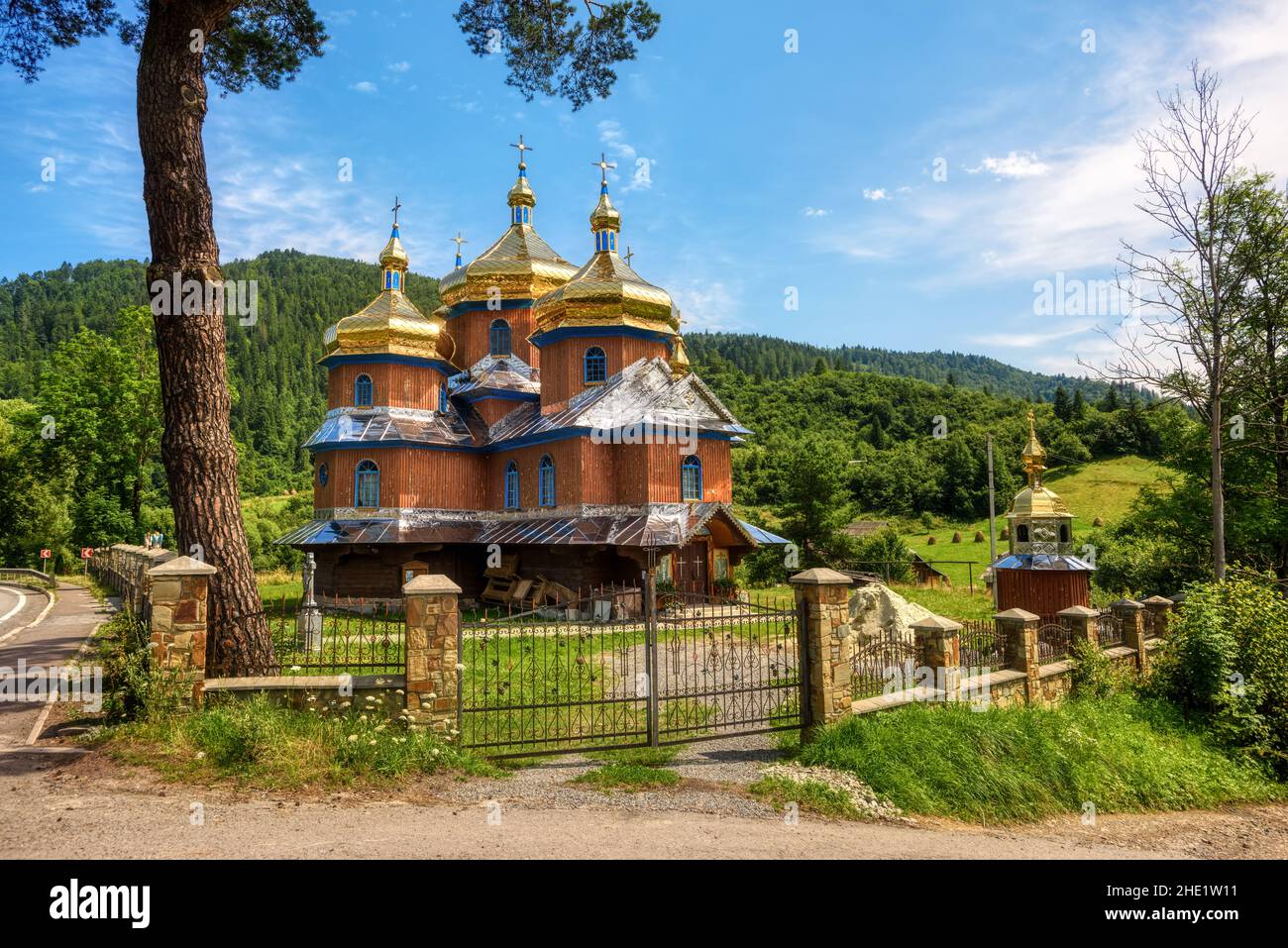 Hölzerne orthodoxe St. Nikolaus-Kirche in Kozova Dorf, Karpaten, West-Ukraine Stockfoto