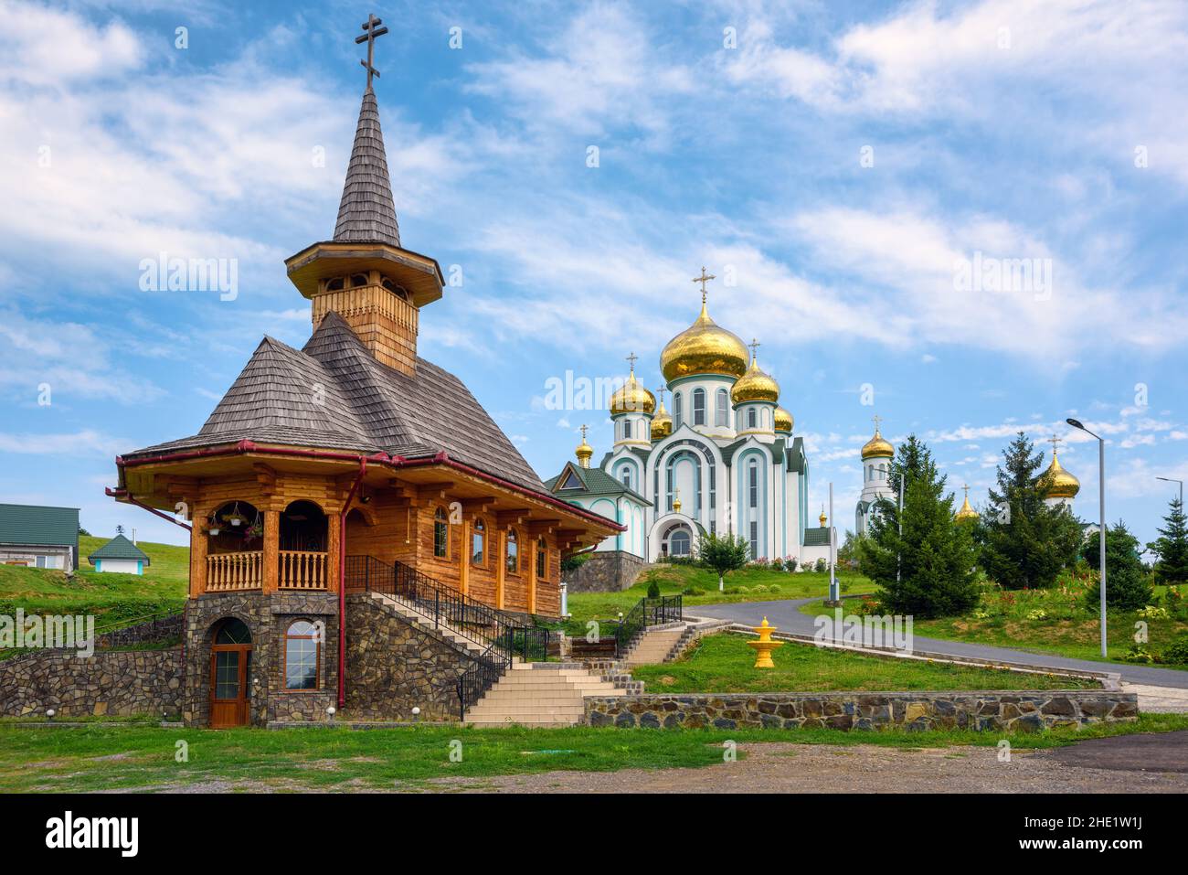 Goldene Kuppeln und eine Holzkapelle des Ostorthodoxen Klosters Krasnogorsky, Mukachevo, Ukraine Stockfoto