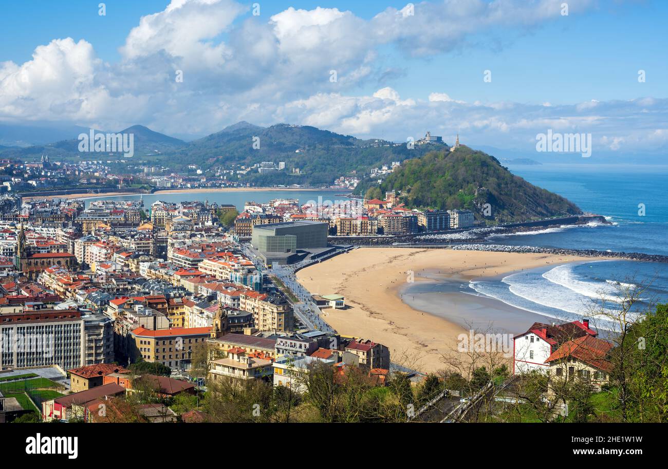 San Sebastian - Donostia, Baskenland, Spanien, Blick auf den Sandstrand von Zurriola, den Urgull, die Bucht von La Concha, die Pyrenäen und Atlanti Stockfoto