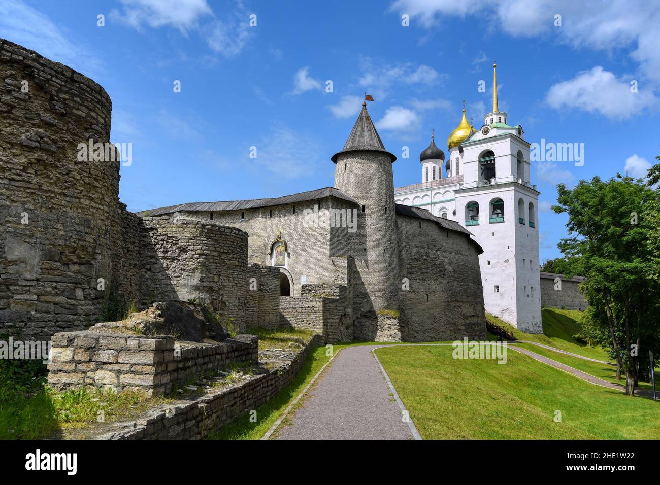 Die Dreifaltigkeitskathedrale und die Mauern des historischen Pskower Kremls in der russischen Stadt Pskow Stockfoto