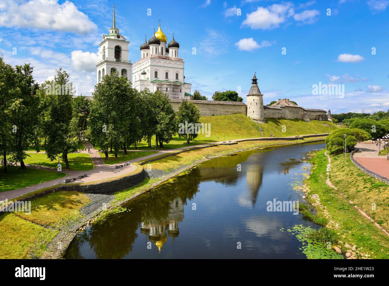 Historischer Pskov Kreml am Velikaya Fluss in der Pskov Stadt, Russland Stockfoto