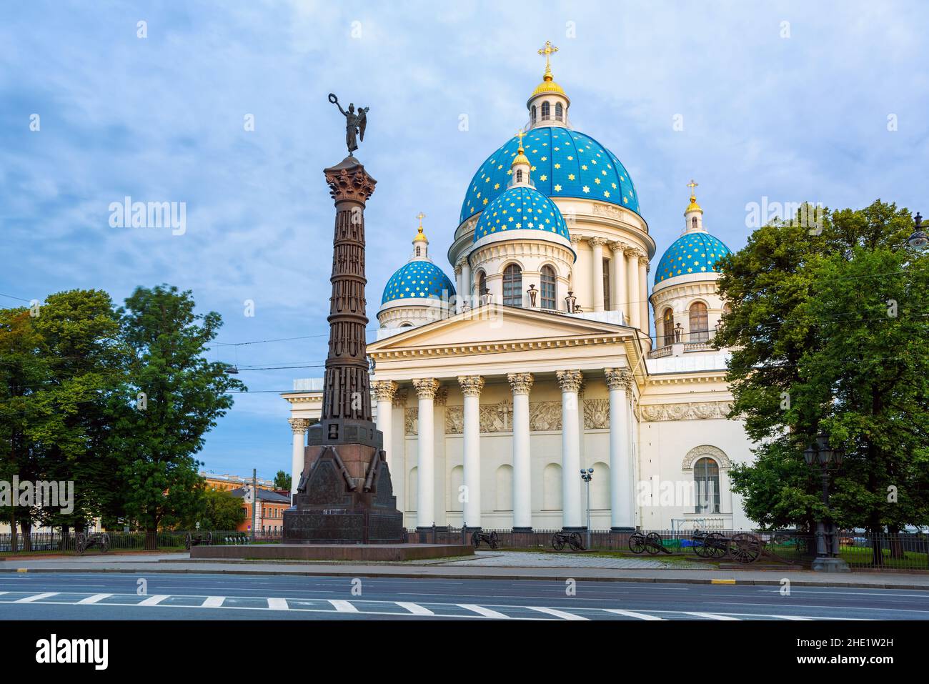 Die Trinity-Kathedrale und die Ruhmensäule, Sankt Petersburg, Russland. Die Kathedrale, eine russisch-orthodoxe Kirche im Empyre-Stil, ist eine große Kirche Stockfoto